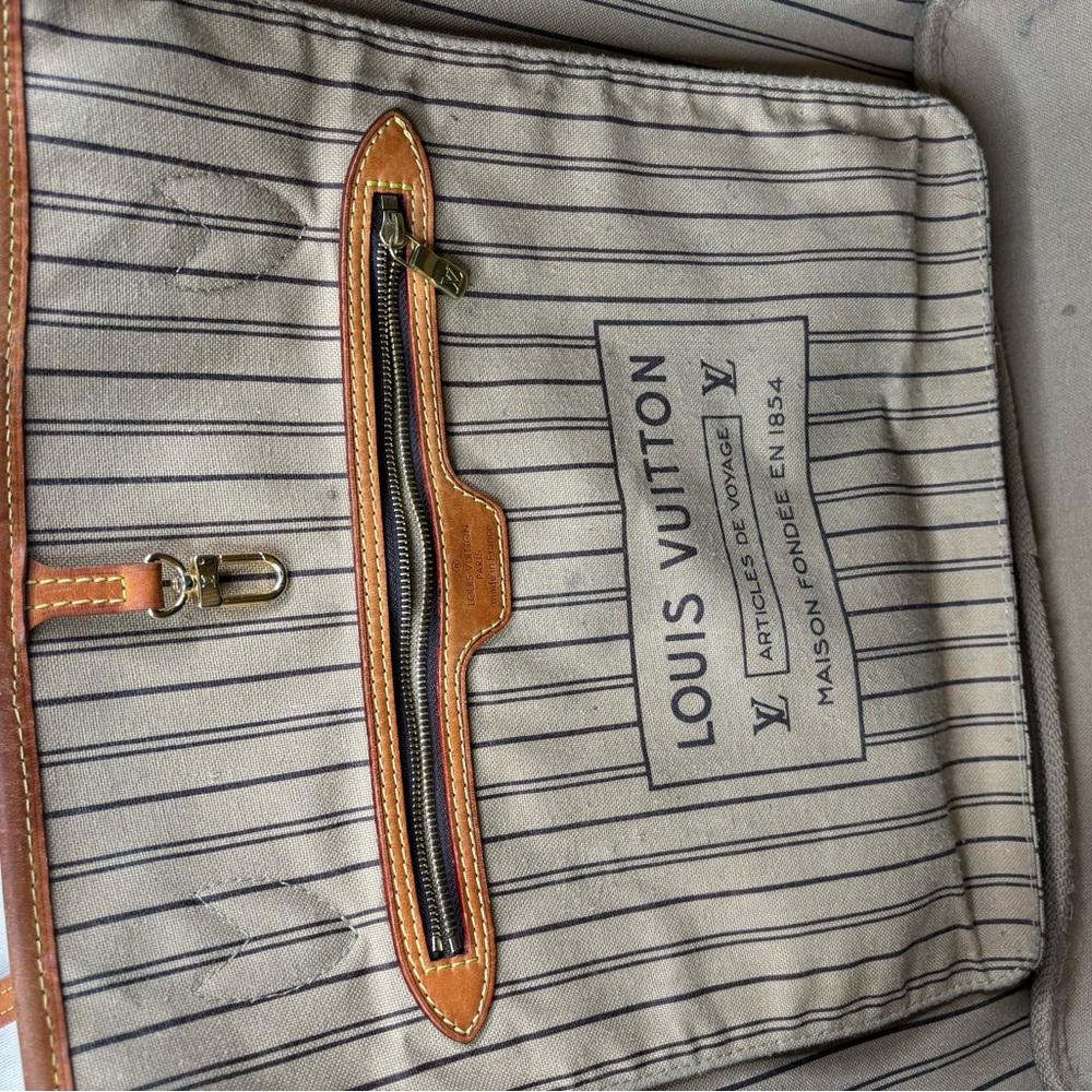 Louis Vuitton Neverfull GM Tote - Picture 9 of 16